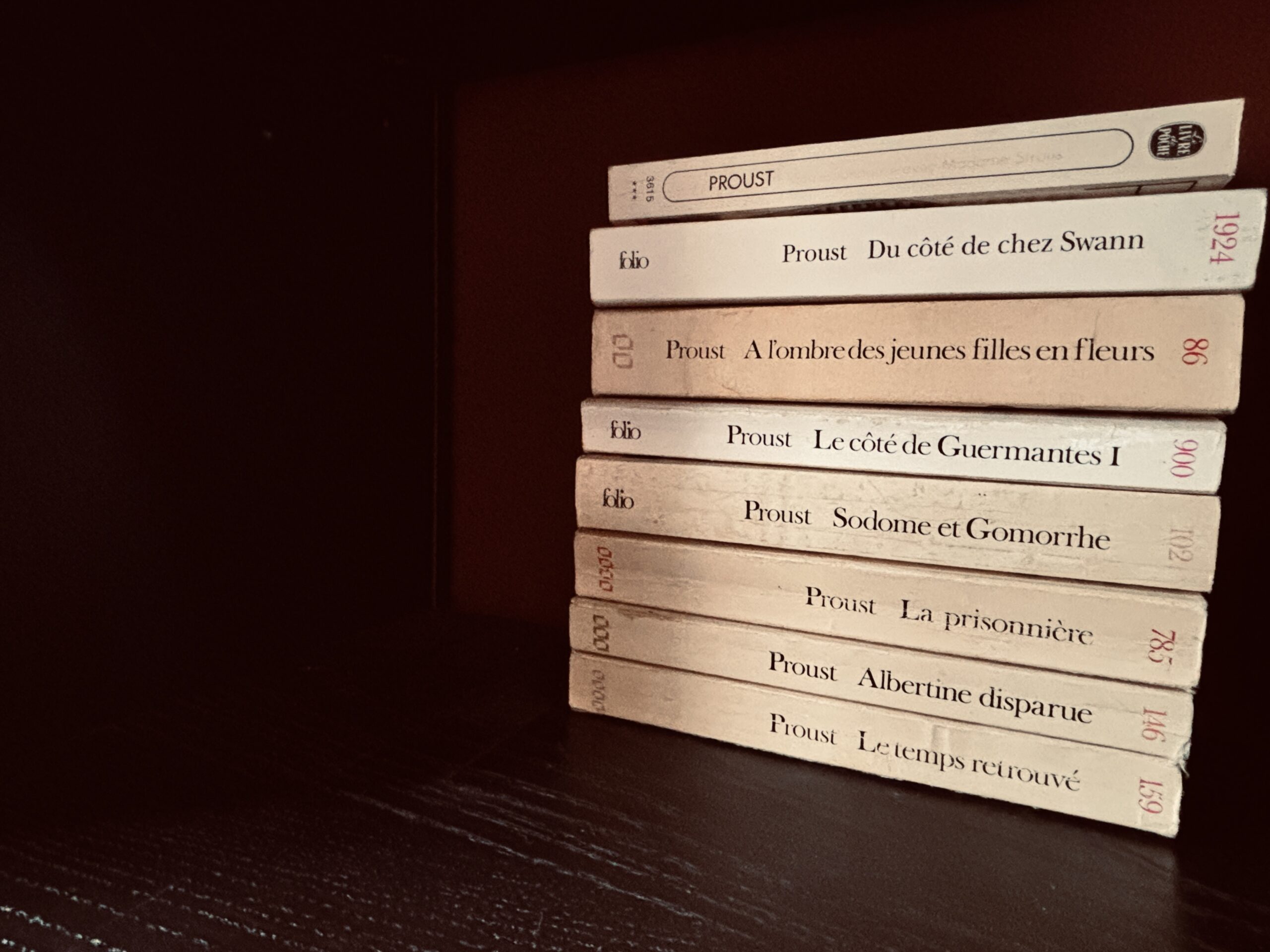 Libri di Marcel Proust nello studio mediqo
